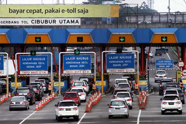 Kendaraan antre membayar tol di gerbang Tol Cibubur, Jagorawi, Jakarta, Jumat (5/5)./Antara-Yulius Satria Wijaya