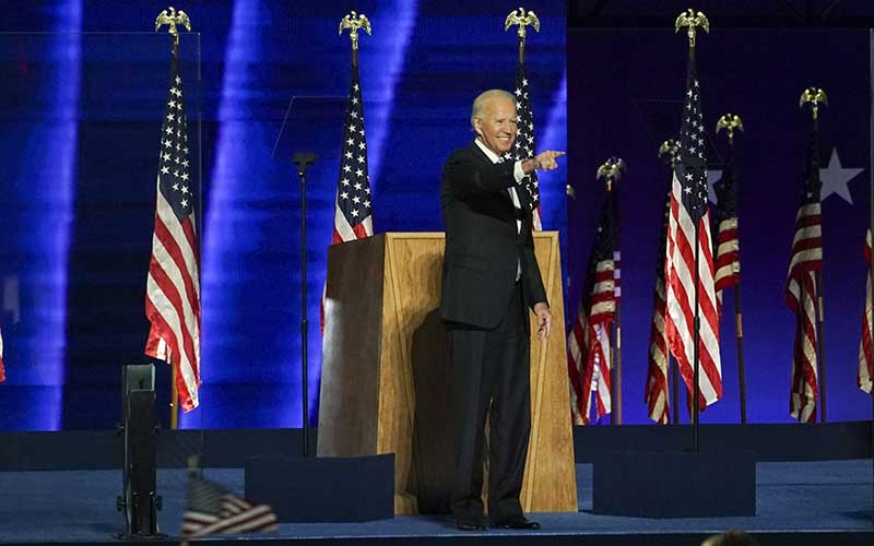 Presiden terpilih AS Joe Biden manyapa pendukungnya di Wilmington, Delaware, AS, Sabtu (7 /11/2020). Bloomberg/Sarah Silbigerrn