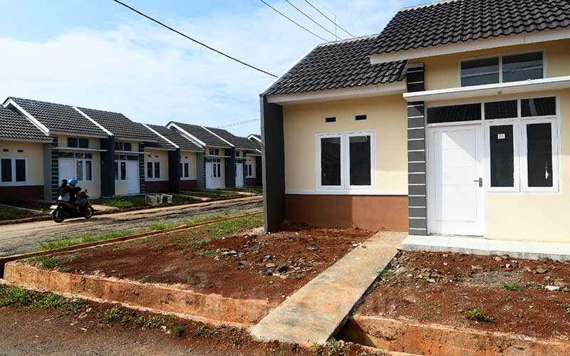 Warga melintas di proyek pembangunan rumah bersubsidi di Klapanunggal, Kabupaten Bogor, Rabu (27/5/2020)./Bisnis/Abdurachman