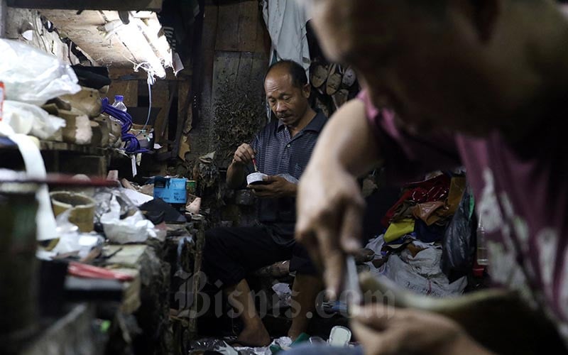 Pengrajin menyelesaikan pembuatan alas sepatu di Jakarta, Jumat (17/1). Bisnis/Abdullah Azzam