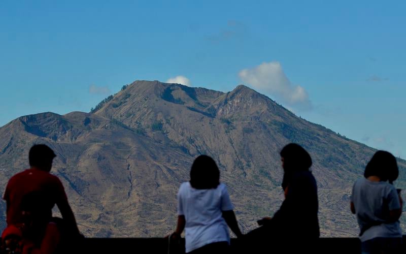 Wisatawan domestik menikmati pemandangan Gunung Batur dari kawasan wisata Kintamani, Bangli, Bali, Rabu (28/10/2020).  ANTARA FOTO/Fikri Yusuf