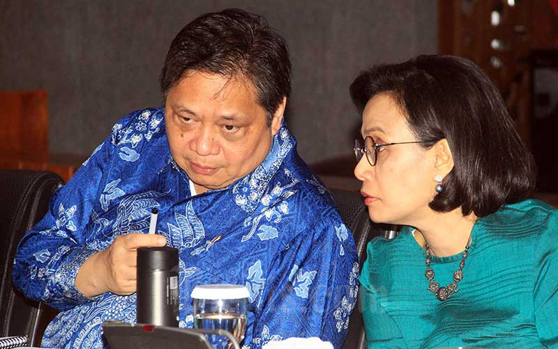 Menteri Keuangan Sri Mulyani Indrawati (kanan) berdiskusi dengan Menteri Koordinator Bidang Perekonomian Airlangga Hartarto usai memberikan keterangan pers mengenai penanganan dampak Covid-19 di Jakarta, Jumat (13/3/2020). Bisnis/Triawanda Tirta Aditya