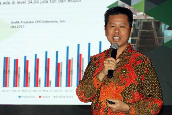 Direktur Utama PT Mahkota Group Tbk Usli memberikan penjelasan mengenai kinerja perusahaan dalam rangka penawaran umum perdana atau initial public Offering di Jakarta, Jumat (22/6/2018)./JIBI-Dedi Gunawan