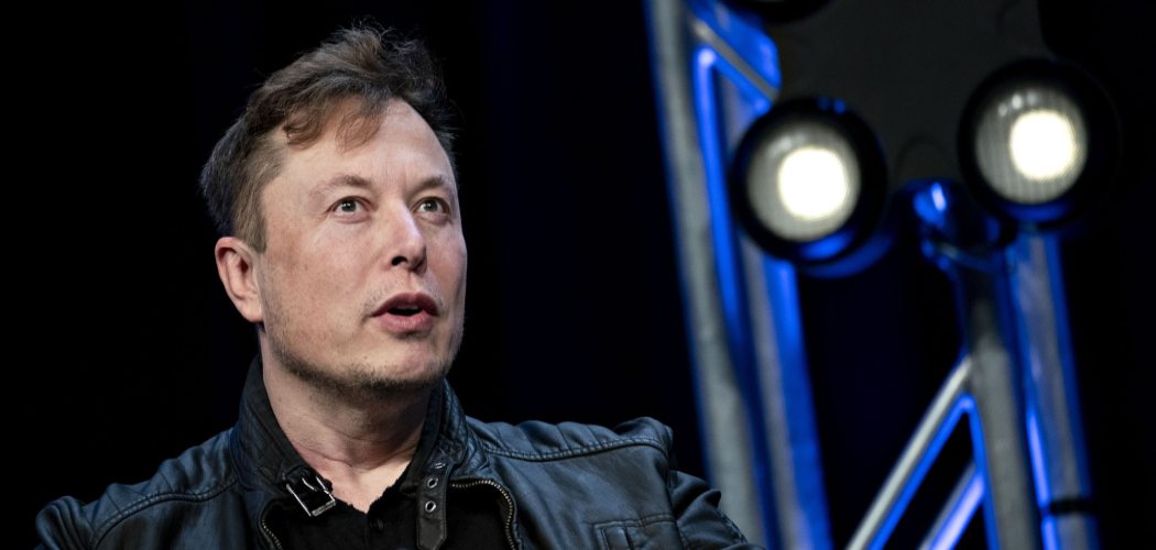 Elon Musk, pendiri SpaceX dan CEO Tesla Inc., berbicara selama seminar di Satellite 2020 Conference di Washington, D.C., AS  -  Andrew Harrer/Bloomberg