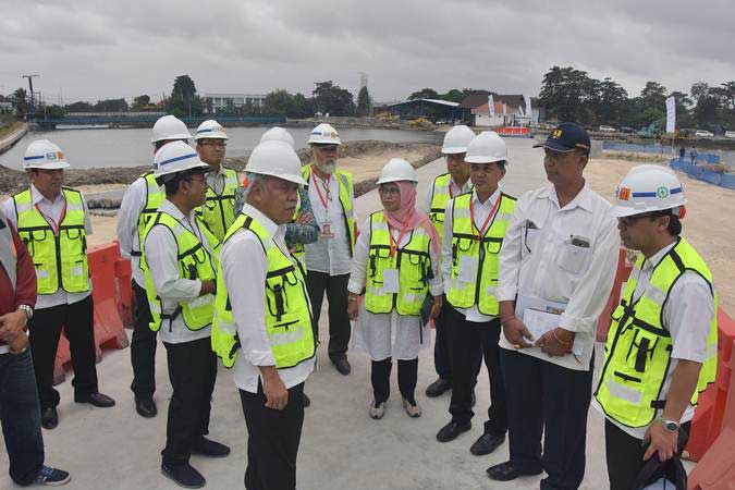 Menteri PUPR Basuki Hadimuljono (ketiga kiri) meninjau proyek penataan Waduk Muara Nusa Dua di Denpasar, Bali, Jumat (14/6/2019)./ANTARA-Nyoman Hendra Wibowo