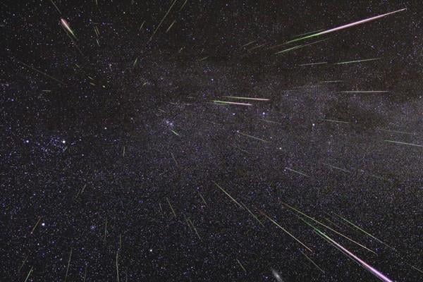 Ilustrasi - Semburan meteor Perseid menerangi langit malam pada Agustus 2009./NASA
