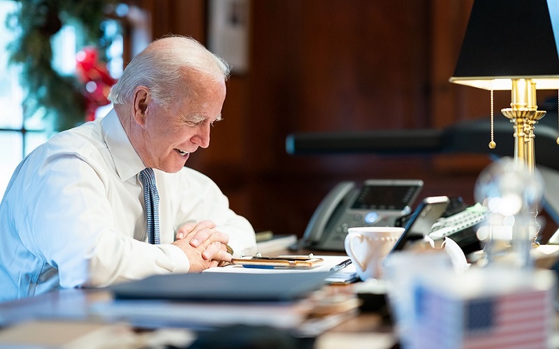 Joe Biden Perketat Protokol Perjalanan Internasional 