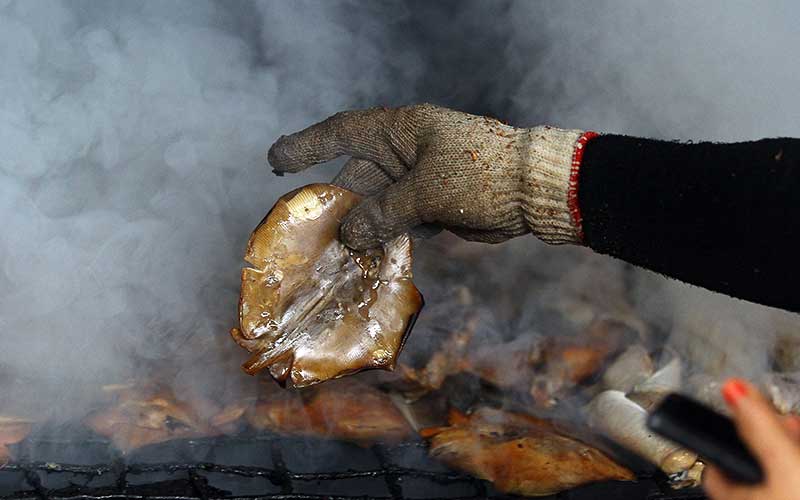  Harga Ikan Asap Naik Akibat Sedikitnya Tangkapan Nelayan Akibat Cuaca Buruk