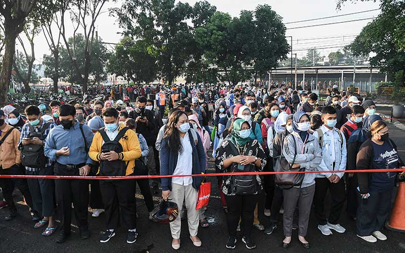  Penumpang KRL di Stasiun Bekasi Menumpuk Akibat Pembatasan Jumlah Penumpang