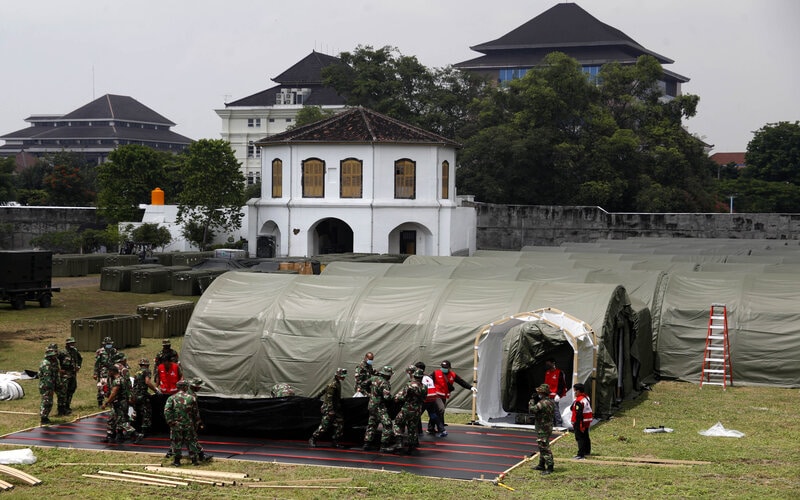 Personel TNI dan PMI Kota Solo menyelesaikan pembangunan Rumah Sakit Lapangan (Rumkitlap) TNI di Benteng Vastenburg, Solo, Jawa Tengah, Senin (25/1/2021)./Antara-Maulana Surya.