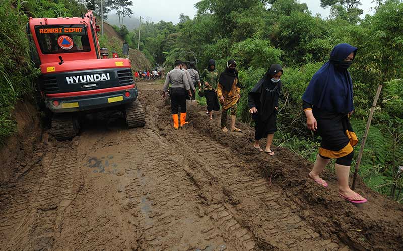  Warga Bergotong Royong Membuka Akses Jalan Yang Tertutup Tanah Longsor di Lereng Gunung Merapi