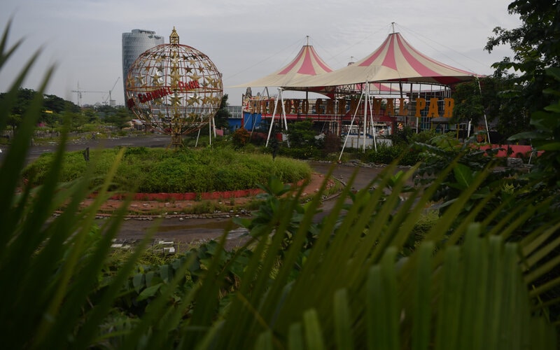 Suasana dan kondisi Suroboyo Carnival Park di Surabaya, Jawa Timur, Senin (25/1/2021). Suroboyo Carnival Park yang merupakan salah satu tempat wisata malam hari untuk keluarga di Surabaya tersebut berhenti beroperasi dan terpaksa dibongkar akibat pandemi Covid-19./Antara-Zabur Karuru.