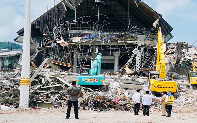 Presiden Joko Widodo meninjau Kantor Gubernur Sulawesi Barat yang mengalami kerusakan karena gempa di Mamuju, Provinsi Sulawesi Barat, Selasa (19/1/2021)./Biro Pers Sekretariat Presiden