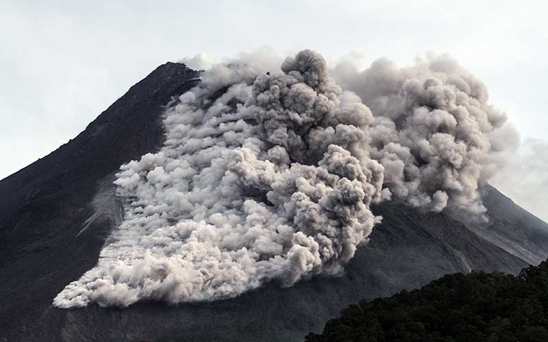  Gunung Merapi Kembali Menyemburkan Awan Panas