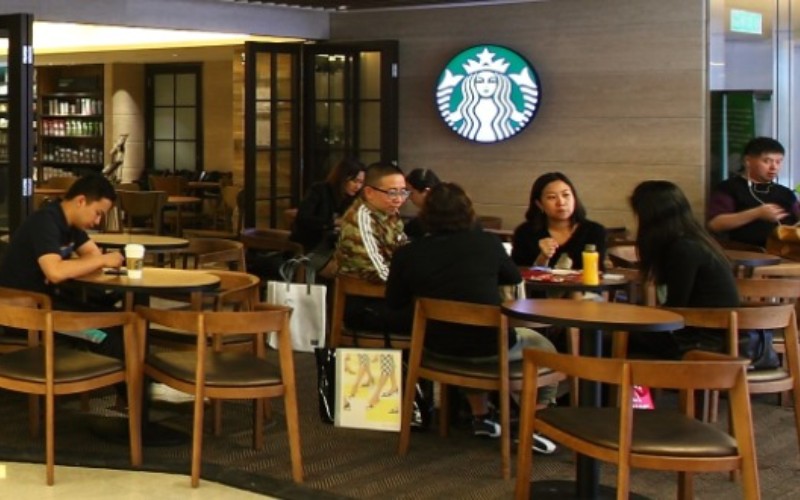  Penjualan Global Jatuh, Saham Starbucks Terkulai