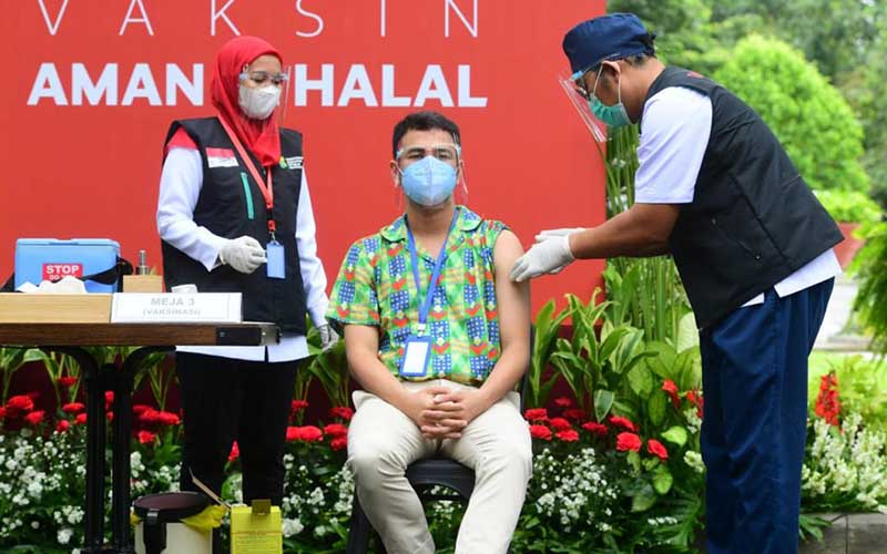 Raffi Ahmad melaksanakan suntik vaksin Covid-19 dosis kedua bersama Presiden Joko Widodo (Jokowi), Rabu (27/1/2020). / Muchlis Jr - Biro Pers Sekretariat Presiden