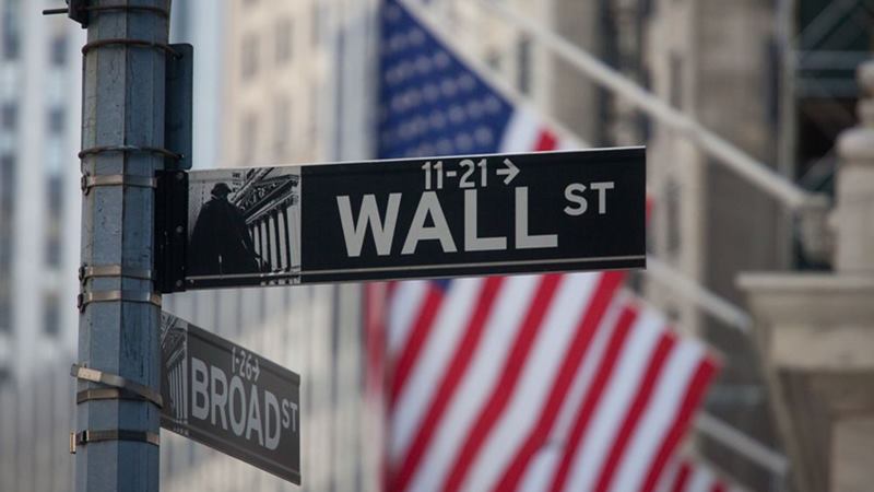 Tanda Wall Street tampak di depan Bursa Efek New York (NYSE) di New York, AS./ Michael Nagle - Bloomberg