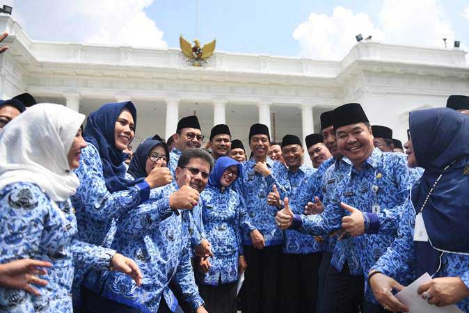 Presiden Joko Widodo (tengah) berfoto bersama anggota Korps Pegawai Republik Indonesia (Korpri) usai membuka Rakernas Korpri 2019 di Istana Merdeka, Jakarta, Selasa (26/2/2019)./ANTARA FOTO-Akbar Nugroho Gumay
