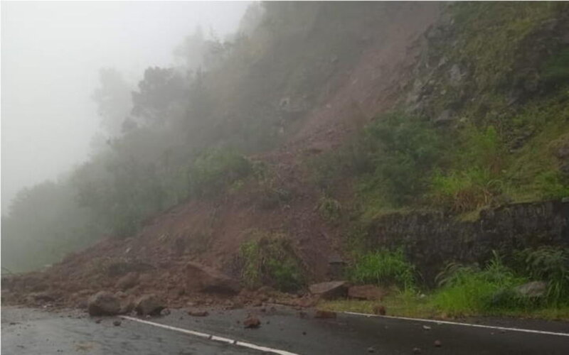  Jalan Tawangmangu-Magetan Tertutup Longsor