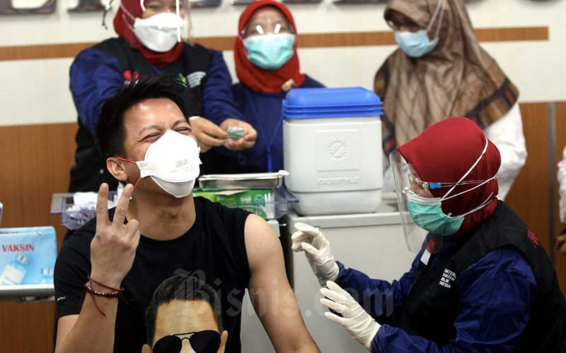  Ariel Noah Disuntik Vaksin Covid-19 Dosis Kedua di Bandung
