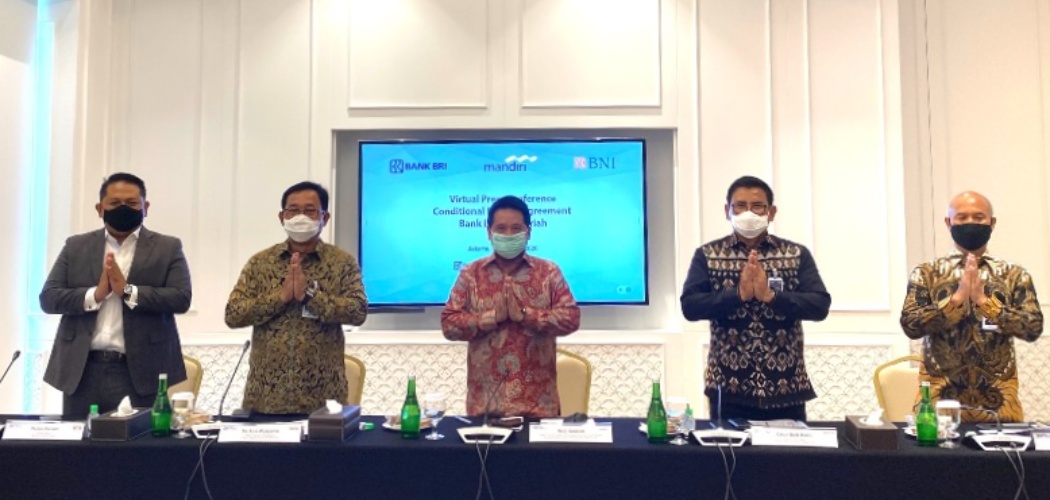 Ketua Tim Project Management Office (PMO) dan juga Wakil Direktur Utama Bank Mandiri Hery Gunardi (tengah) bersama dengan Wakil Direktur Utama BRI Catur Budi Harto (kedua kanan), Direktur Hubungan Kelembagaan BNI Sis Apik Wijayanto (kedua kiri), Direktur Utama Bank BRIsyariah Ngatari (kanan) dan Direktur Bisnis Indonesia Financial Group Pantro Pander (kiri) dalam virtual press conference, Selasa (13/10/2020)./Istimewa