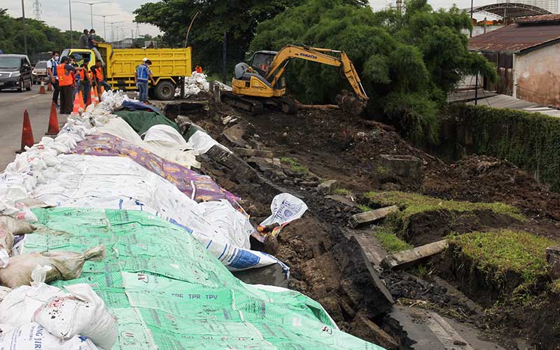  Jalan tol Surabaya-Gempol KM 06+200 Yang Longsor Mulai Diperbaiki