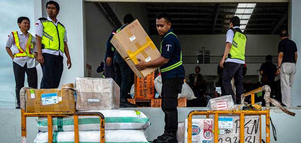 Petugas beraktivitas di Terminal Kargo dan Pos Bandara Jenderal Ahmad Yani yang berada di lokasi baru seusai diresmikan, di Semarang, Jawa Tengah, Rabu (23/1/2019). - ANTARA/Aji Setyawan