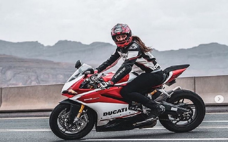  Foto-Foto Tanpa Jilbab Wanita Arab Tunggangi Ducati dan Harley Davidson