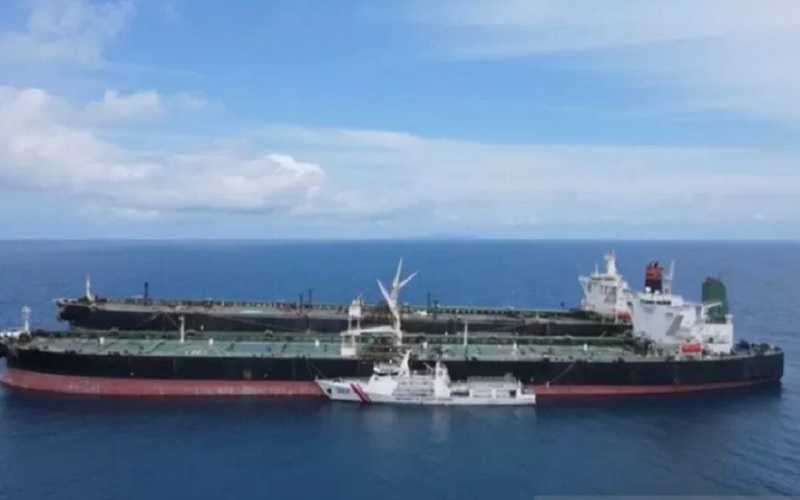 Diduga Transfer BBM Ilegal, Kapal Mungil Bakamla Tak Gentar Kawal Supertanker Iran dan Panama