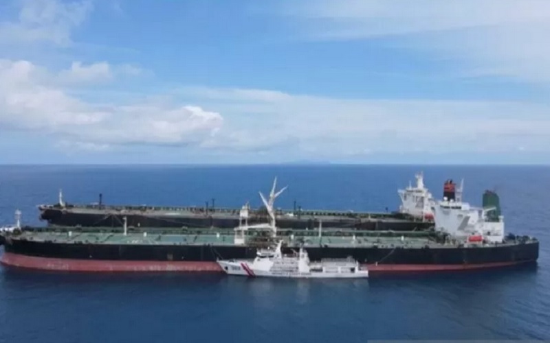  Diduga Transfer BBM Ilegal, Kapal Mungil Bakamla Tak Gentar Kawal Supertanker Iran dan Panama