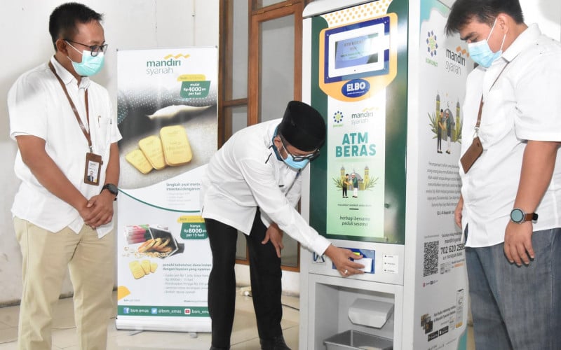  Di Padang, ATM Bank Syariah Mandiri Keluar Beras