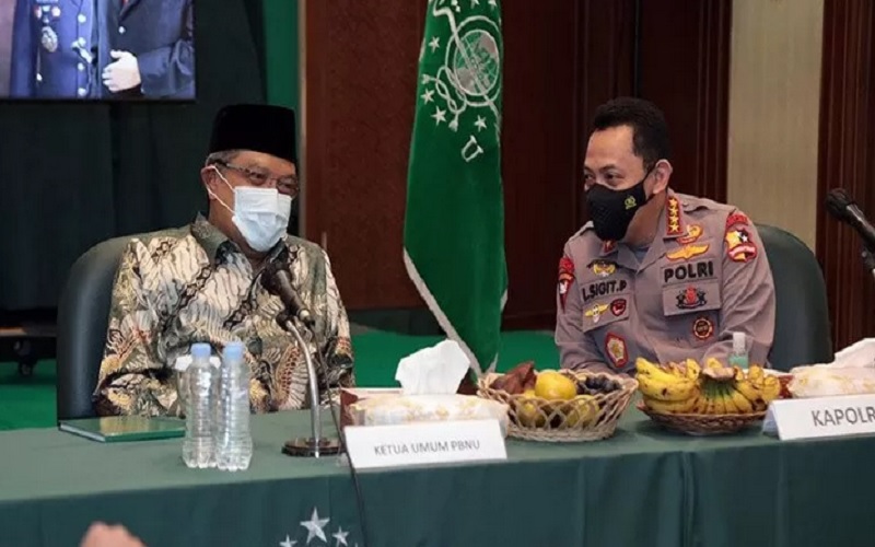 Ketua Umum Pengurus Besar Nahdlatul Ulama Said Aqil Siradj (kiri) berbincang dengan Kapolri Jenderal Pol Listyo Sigit Prabowo saat acara Silaturahmi Kapolri ke PBNU di Kantor PBNU, Jakarta, Kamis (28/1/2021)./Antararn