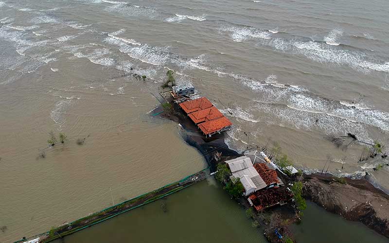  Gelombang Air Laut di Pekalongan Tinggi Hingga Masuk Ke Rumah Warga