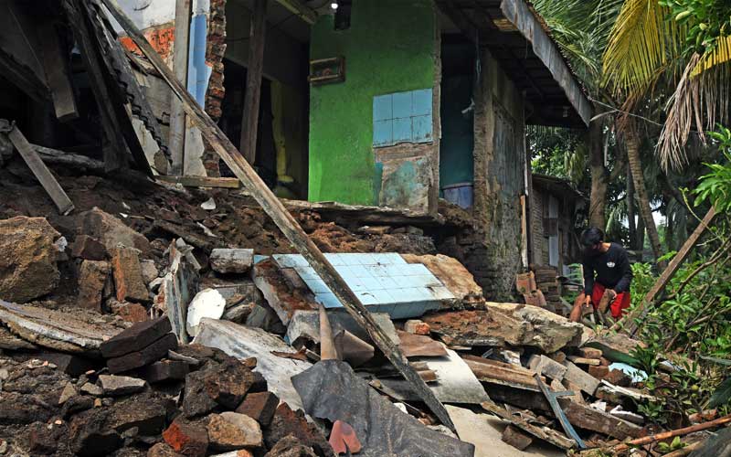  Sejumlah Rumah di Serang Banten Roboh Diterjang Longsor