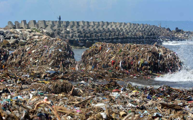  Pantai Pancer Puger di Jember Dipenuhi Sampah Kiriman Banjir Akibat Meluapnya DAS Bedadung