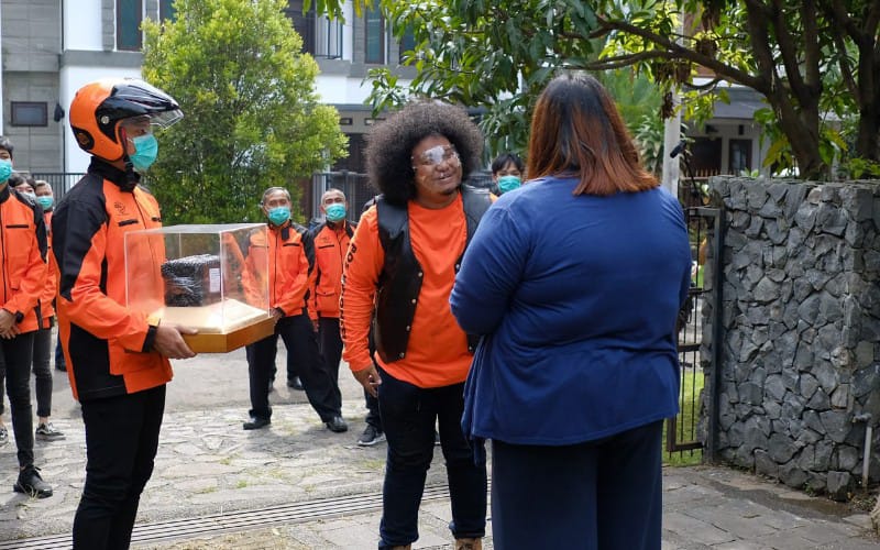  Gemas! Penyamaran Babe Cabita Menjadi Pak Pos Berujung Dijambak Pelanggan