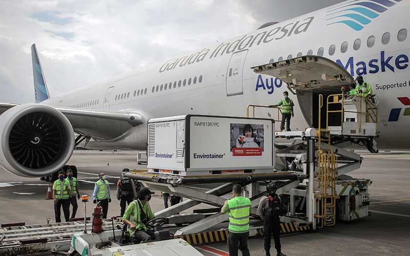 Petugas menurunkan kontainer berisi vaksin Covid-19 saat tiba di Bandara Soekarno-Hatta, Tangerang, Banten, Selasa (12/1/2021). ANTARA FOTO/Dhemas Reviyanto