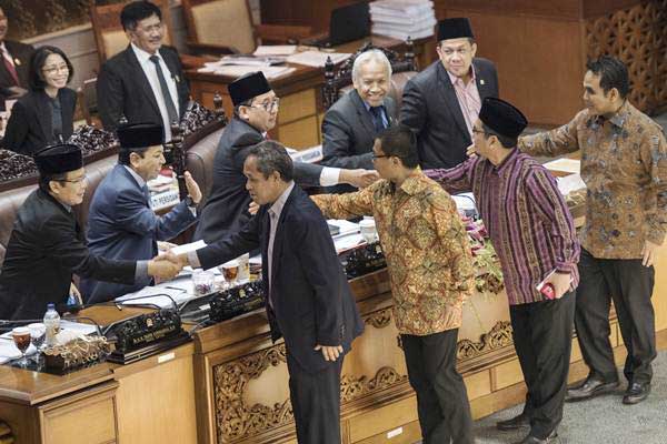 Ilustrasi - Anggota Fraksi PKS Al Muzammil Yusuf (kedua kanan), Sekretaris Fraksi PAN Yandri Susanto (ketiga kanan), Wakil Ketua F-Demokrat Benny K Harman (keempat kanan) dan Ketua Fraksi Gerindra Ahmad Muzani (kanan) berjabat tangan dengan lima pimpinan DPR untuk meninggalkan ruang sidang (walk out) sebelum pengambilan keputusan pengesahan RUU Pemilu pada sidang Paripurna DPR ke-32 masa persidangan V tahun sidang 2016-2017 di Kompleks Parlemen Senayan, Jakarta, Jumat (21/7) dini hari./Antara-M Agung Rajasa