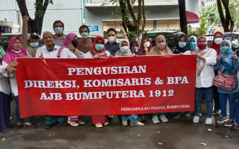 Sejumlah nasabah Bumiputera mengadakan unjuk rasa pada Selasa (2/2/2021)/Wibi Pangestu-Bisnis