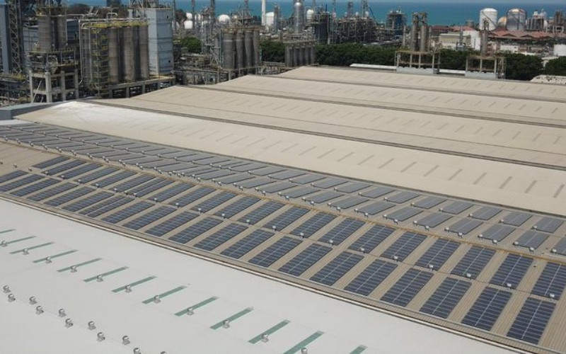 Panel surya pertama Chandra Asri yang dibangun pada 2019 telah mampu menghasilkan energi 935 megawatt-jam untuk melistriki gedung perkantoran Chandra Asri di Cilegon. /Chandra Asri 