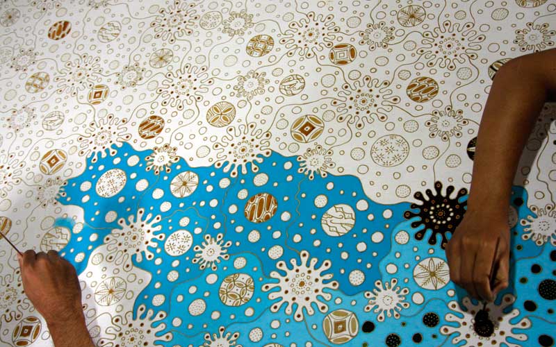  Perajin Batik Penyandang Tuna Rungu di Solo Membuat Batik Motif Covid-19