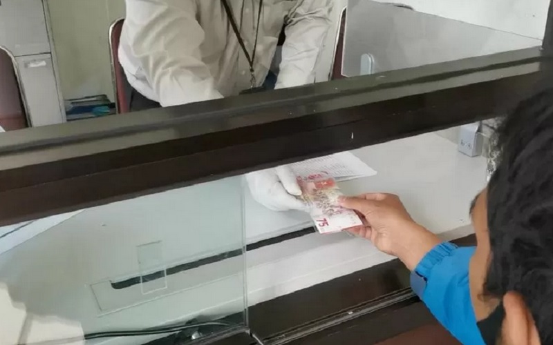 Ilustrasi - Petugas Kantor Perwakilan Bank Indonesia Provinsi NTB melayani penukaran uang pecahan khusus Rp75 ribu dengan menerapkan protokol kesehatan Covid-19./Antara