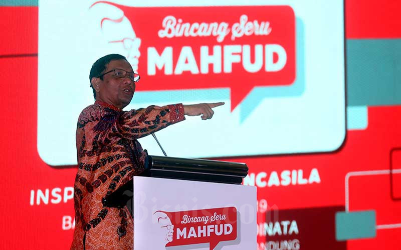 Menteri Koordinator Bidang Politik, Hukum, dan Keamanan Mohammad Mahfud MD memaparkan materi pada acara Bincang Seru Mahfud di kampus Universitas Padjadjaran (Unpad), Bandung, Jawa Barat, Rabu (30/10/2019). Bisnis/Rachman