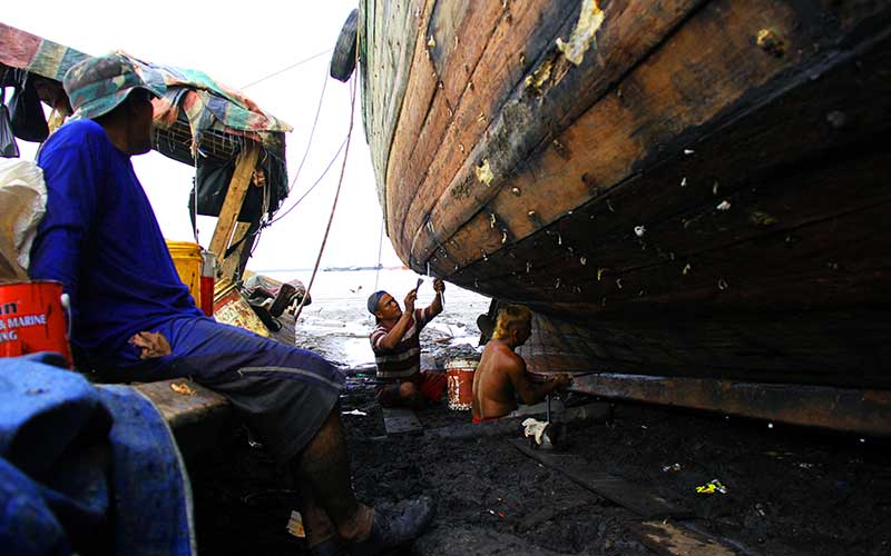  Akibat Cuaca Buruk, Jasa Perbaikan Kapal Nelayan di Riau Ramai Garapan