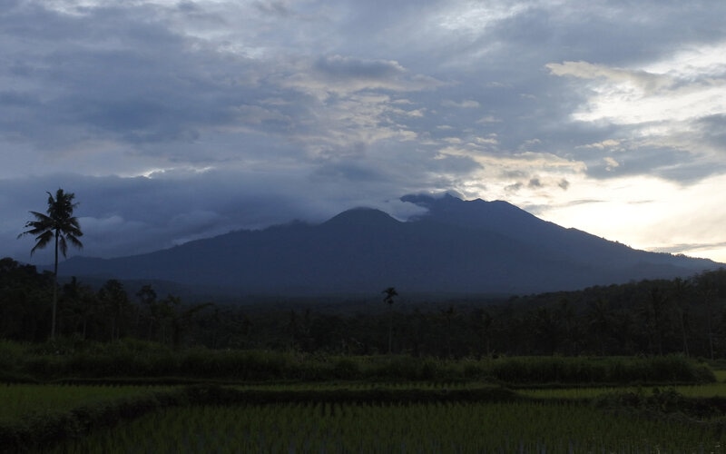  Gunung Raung Mengeluarkan Suara Gemuruh Dampak Aktivitas Magma
