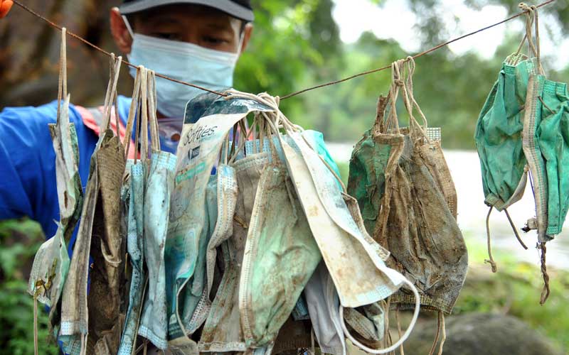  Limbah Masker Medis Banyak Ditemukan di Sungai Ciliwung