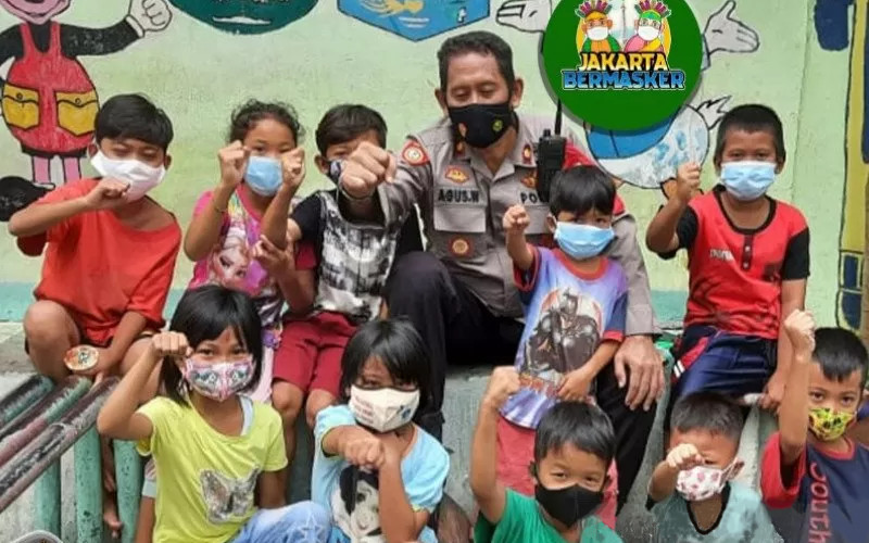  Kapolsek Palmerah Motivasi Anak-anak Pakai Masker