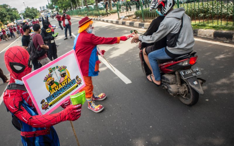  Ultraman, Batman dan Satreskrim Jakpus Bagikan Masker di Senen