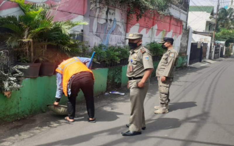  Tak Pakai Masker, Pelanggar Prokes Disanksi Nyapu Jalan