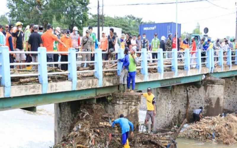  Banjir Bandang di Gempol, 8 Rumah Roboh, 32 Rumah Rusak, dan 2 Orang Terseret Arus